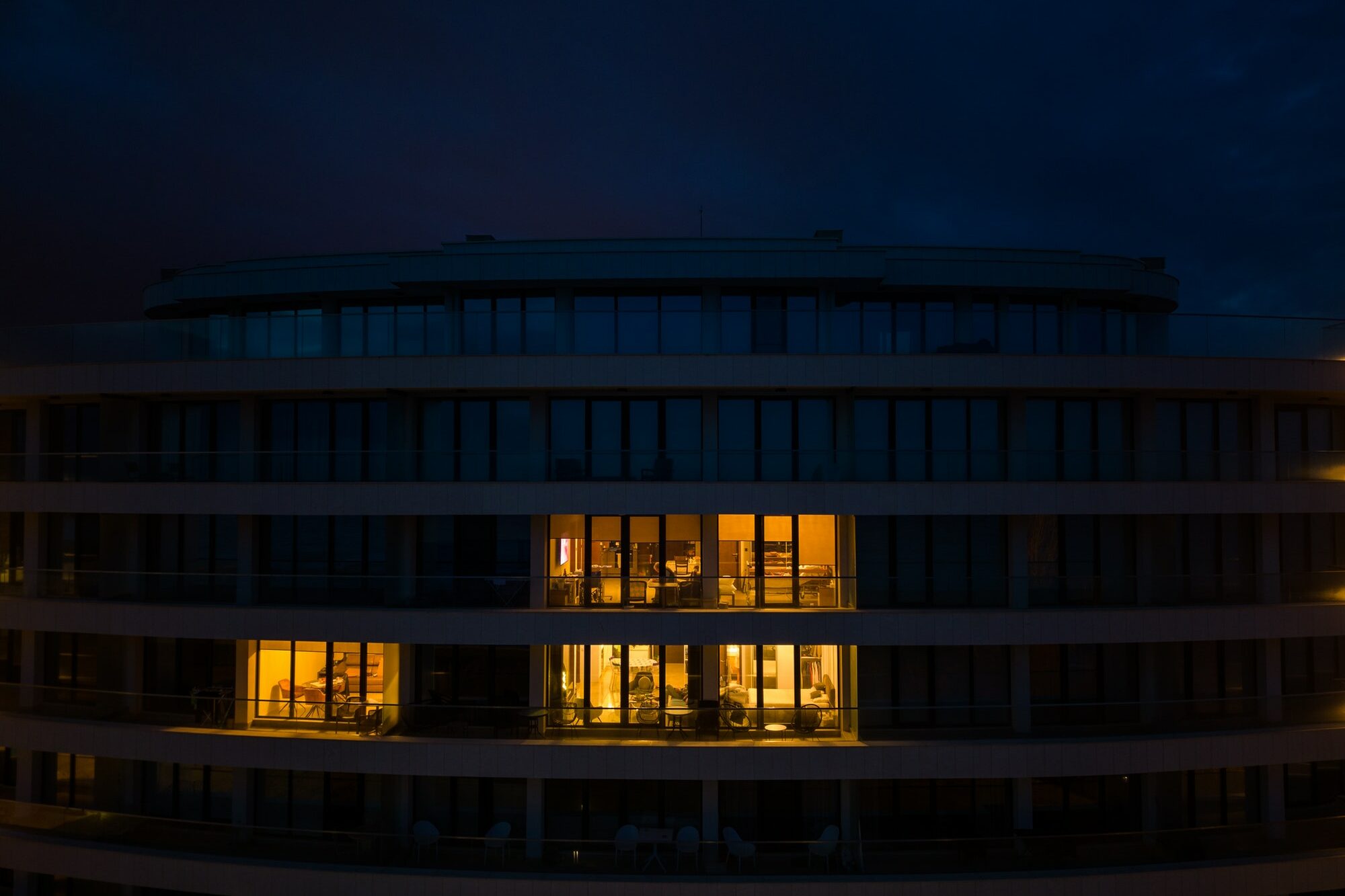 Beleuchtetes Wohnungsfenster bei Nacht
